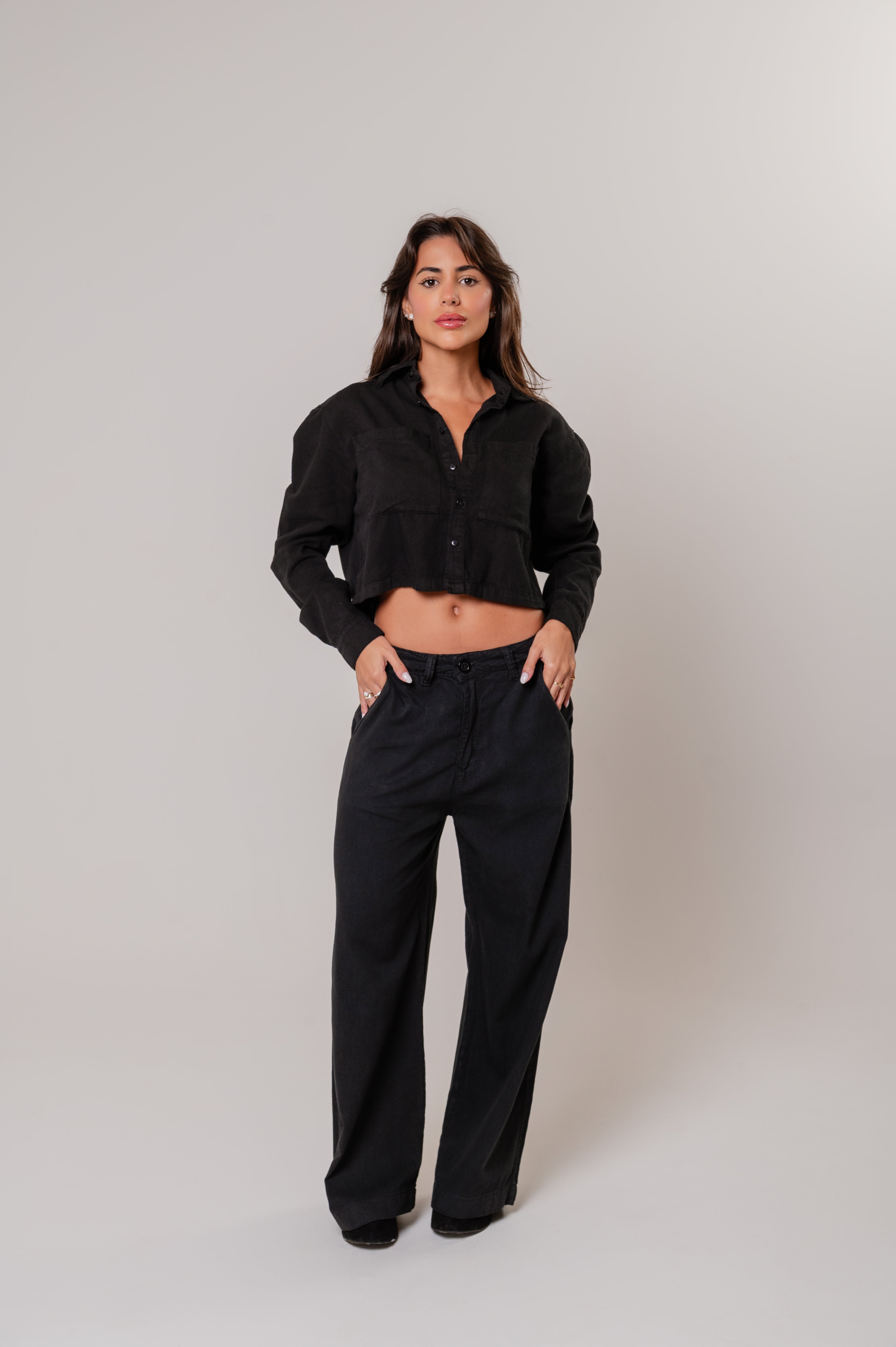 Calça Viscolinho C/Botão Preta Imagem principal do produto