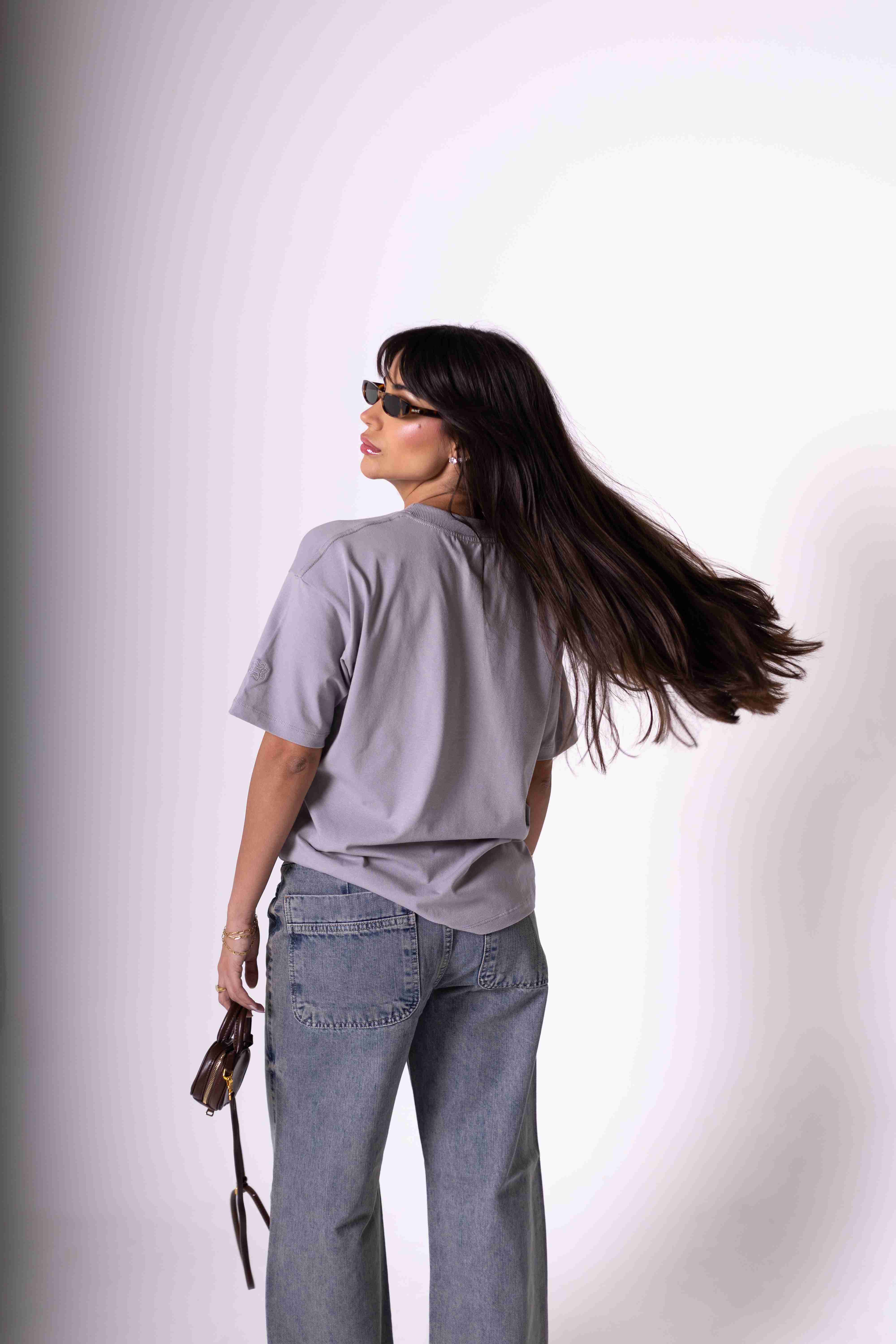 T-Shirt Oversized Feminina Algodão Egípcio - Cinza Imagem secundária do produto